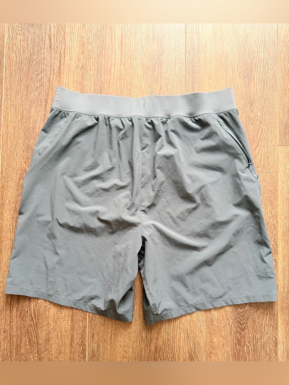 Alo Men's Active Elastic-Waist Gray Shorts